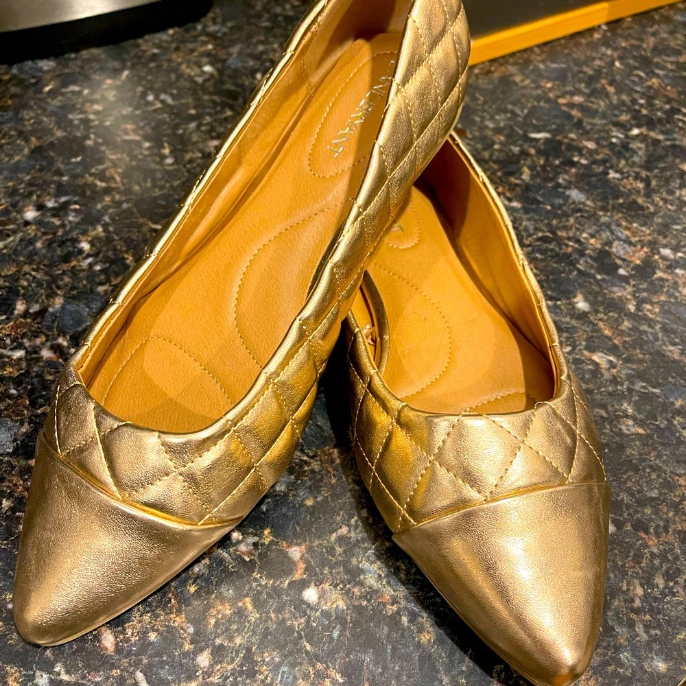 Size 11, Lane Bryant flats — Gold.